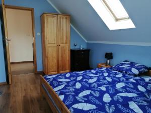 Łóżko lub łóżka w pokoju w obiekcie Apartament Mysłakowice