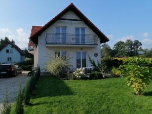 dom z balkonem i dziedzińcem w obiekcie Apartament Mysłakowice w mieście Mysłakowice
