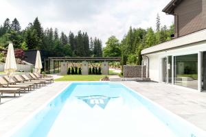 Bazén v ubytování Hotel Restaurant Waldsägmühle nebo v jeho okolí