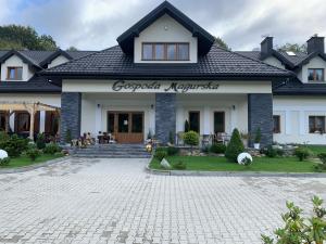 uma casa com uma entrada de tijolos em frente em Gospoda Magurska em Sękowa