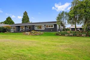 Photo de la galerie de l'établissement Above Par Golf Course Villa with Hot Tub 4bd3bth, à Rotorua