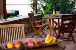 una mesa con un bol de fruta en el patio en Mylos Hotel Apartments, en Plataniás