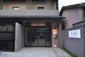 um edifício com um sinal que lê newburyburyburyburyuryuryury em Meldia Stay Shijo Omiya em Quioto