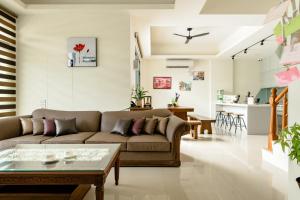 a living room with a couch and a table at Mini House B&B in Luodong