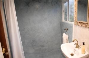 Ванна кімната в Habitación independiente en casa antigua - Centro