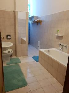 La salle de bains est pourvue d'une baignoire, de toilettes et d'un lavabo. dans l'établissement Central Tourist Residence - B&B - Alloggi Temporanei Isernia, à Isernia