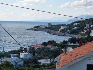 Una ciudad con casas y vistas al océano en Дом для семейного отдыха в Утехе, Черногория en Utjeha
