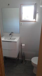 La salle de bains est pourvue d'un lavabo, de toilettes et d'une fenêtre. dans l'établissement Le chalet de La Treille, à Marseille