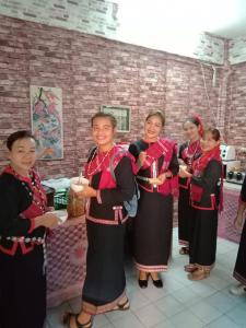 Ban Bang KhanNatcha Place TU Rangsit的一群站在房间里的妇女