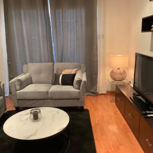 StayCity Flat!!! في نيقوسيا: غرفة معيشة مع أريكة وطاولة قهوة