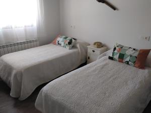 A bed or beds in a room at Casa Rural La Carrascala