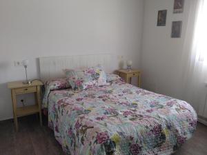 A bed or beds in a room at Casa Rural La Carrascala