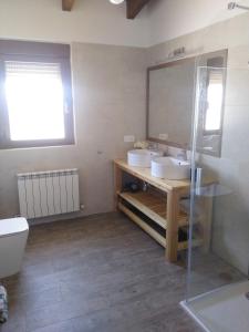 A bathroom at Casa Rural La Carrascala