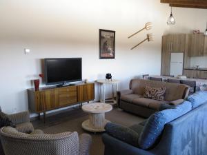 A television and/or entertainment centre at Casa Rural La Carrascala
