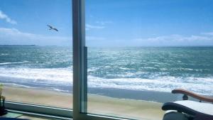 una ventana con vistas al océano en Primera línea playa Puerto Santa María vistas infinitas Limpieza excepcional PARKING, en El Puerto de Santa María