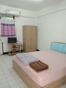 Säng eller sängar i ett rum på Natcha Place TU Rangsit