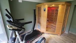 een fitnessruimte met een hometrainer naast een kooi bij Anna Villa Füred Boutique Rooms in Balatonfüred