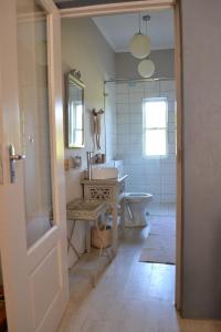 a bathroom with a sink and a toilet at Kuruma Farm Cottages in Worcester +42 photos