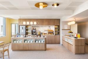 Kuchyň nebo kuchyňský kout v ubytování OKKO Hotels Nice Aéroport