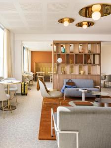Posezení v ubytování OKKO Hotels Nice Aéroport