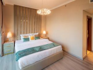 Una cama o camas en una habitación de FIRST CLASS 3BR with full BURJ KHALIFA and FOUNTAIN VIEW