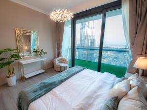 Una cama o camas en una habitación de FIRST CLASS 3BR with full BURJ KHALIFA and FOUNTAIN VIEW 28 fotos más
