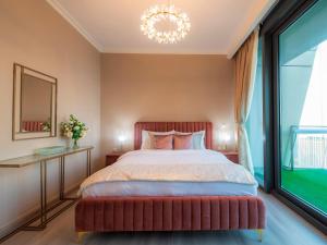 Una cama o camas en una habitación de FIRST CLASS 3BR with full BURJ KHALIFA and FOUNTAIN VIEW