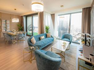 Un lugar para sentarse en FIRST CLASS 3BR with full BURJ KHALIFA and FOUNTAIN VIEW