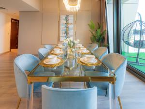 Un lugar para sentarse en FIRST CLASS 3BR with full BURJ KHALIFA and FOUNTAIN VIEW