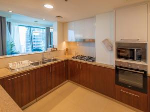 Una cocina o cocineta en FIRST CLASS 3BR with full BURJ KHALIFA and FOUNTAIN VIEW