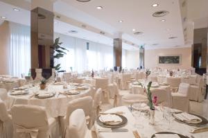TV a/nebo společenská místnost v ubytování Grand Hotel Ambasciatori Wellness & Spa + 37 fotografií