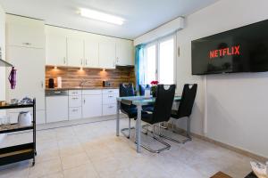 una cucina con tavolo e sedie in una stanza di Spirit Apartments - Studio 1 - Küche - Parkplatz a Engelberg