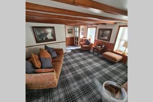 ein Wohnzimmer mit einer Couch und einem Sessel in der Unterkunft North Lea charming cottage in stunning Staithes in Staithes