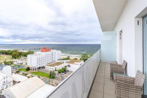 uma varanda com vista para o oceano em Balticus Apartamenty Deluxe Promenada Gwiazd 14 em Międzyzdroje