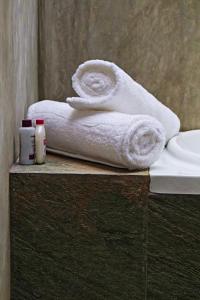 庫魯內格拉的住宿－The Hideaway，浴室的台面上摆放着一堆毛巾