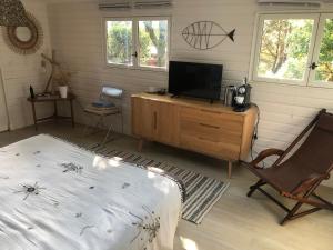 TV a/nebo společenská místnost v ubytování Chambre d’hôtes Pyla sur Mer