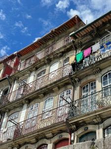 
a building with a street sign on the side of it at Fabrica Apart in Porto

