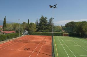 Tenis a/nebo squash v ubytování Campeggio Toscolano nebo okolí