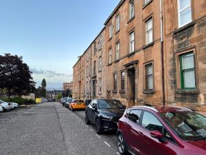 una calle con coches aparcados al costado de un edificio en The Portside Apartment, en Greenock 7 fotos más