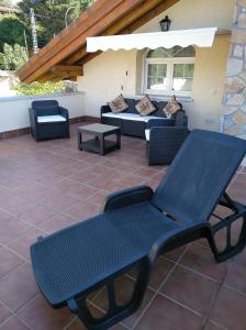 un patio con mesa, sillas y sofá en El Mirador de Cercedilla - Nueva Apertura, en Cercedilla