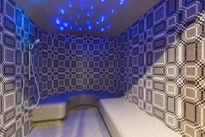 Un pat sau paturi într-o cameră la Envoy Hotel