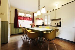 uma cozinha com mesa e cadeiras num quarto em Valhalla em Egmond-Binnen