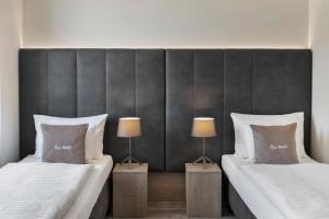 2 camas en una habitación con 2 lámparas en Restaurant & Hotel Dabuki en Neutal