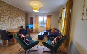 uma sala de estar com um sofá, cadeiras e uma mesa em Aberdeen 4 Bedroom Apartment By Sensational Stay Short Lets & Serviced Accommodation, Bedford Avenue em Aberdeen