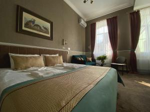 1 dormitorio con 1 cama grande en una habitación en Отель «БИАНКИ», en Velikiy Novgorod