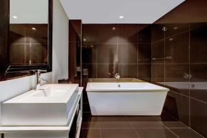 Bilik mandi di Radisson Blu Lagos Ikeja
