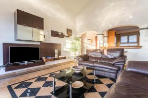 een woonkamer met een bank en een tv bij Villa Tania - Villa independiente con piscina privada in Playa Blanca