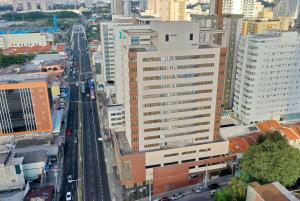 une vue sur une rue de la ville avec des bâtiments dans l'établissement Ramada Encore by Wyndham São Paulo Osasco, à Osasco