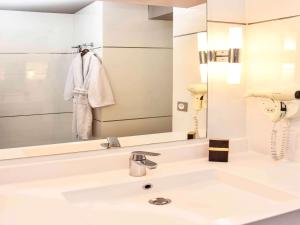 Um banheiro em Mercure Granville Le Grand Large