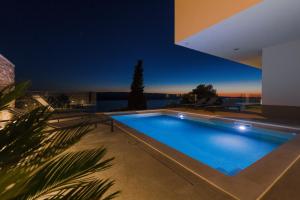 Bazén v ubytování Villa Gust, sea view, pool, jacuzzi, sauna, cinema nebo v jeho okolí